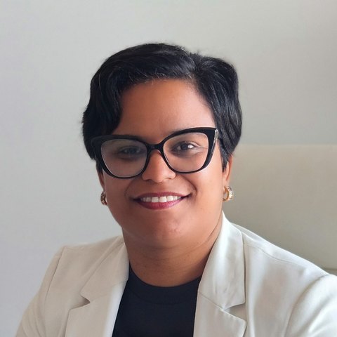 Dr. Annet Belo