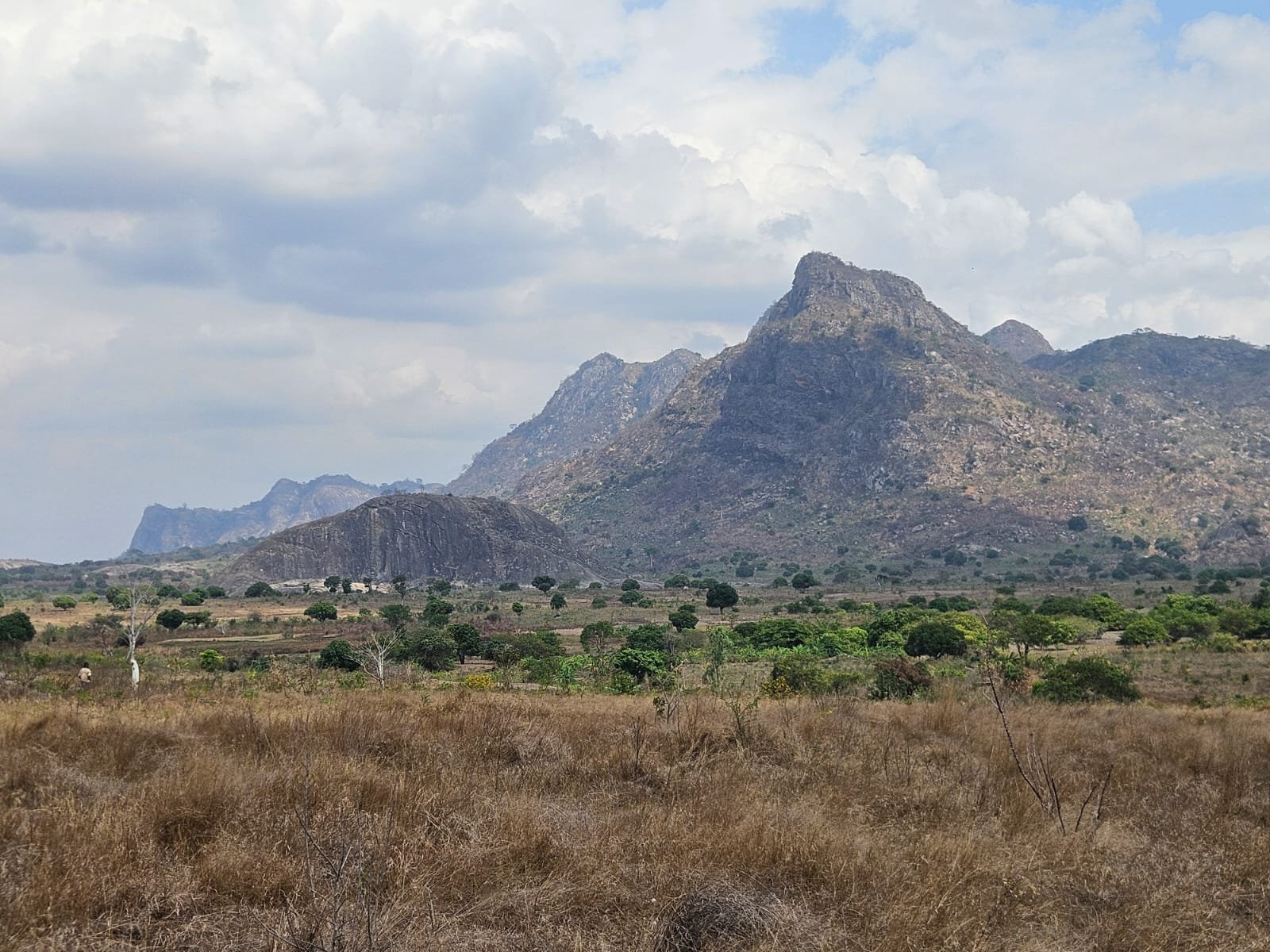 Montes de granito e terras agrícolas no norte de Moçambique